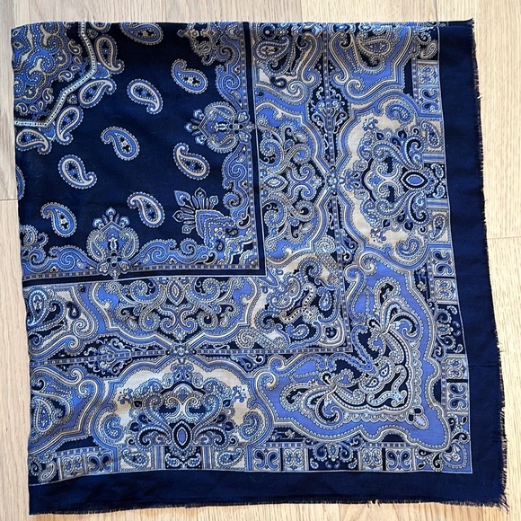 Italian Soft Lightweight Wool Scarf - Picture 2 of 5